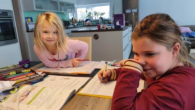 Einfach war das Home-Schooling nicht. Valeria und Valentina Lehner gehen wieder gern in die Schule und freuen sich, ihre Freunde zu sehen. | Foto: Tanja Lehner