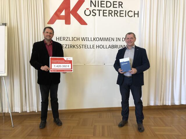 Christian Kauer (Vorstandsmitglied der Arbeiterkammer NÖ) und Martin Feigl (Bezirksstellenleiter der Arbeiterkammer Hollabrunn). | Foto: Alexandra Goll