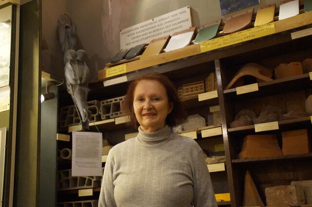 Museumsleiterin Eva Fischer im Favoritner Bezirksmuseum vor dem Wasserspeier (l). | Foto: Karl Pufler