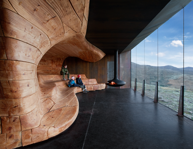 Ein Beispiel für die Vielfältigkeit internationaler Holzbauprojekte, die im Online-Vortrag verdeutlicht wurde: Der Tverrfjellhytta-Pavillon zur Rentierbeobachtung in Norwegen.  | Foto: Ketil Jacobsen