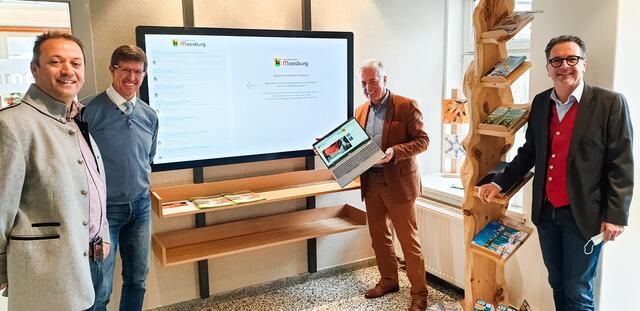 Andreas Lanner (Lanmedia), Walter Fox (Pixelpoint), Bürgermeister Herbert Gaggl und Amtsleiter Norbert Pichler (v.l.) präsentieren die digitale Amtstafel. | Foto: KK