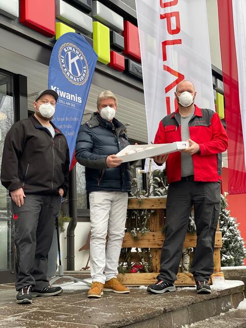 Otto Hochwimmer, Präsident des Kiwanis Club Zell am See (Mitte), übergab die Faschingskrapfen an Georg Rattensperger (rechts) und Roland Buchner, vom Betriebsrat der Firma Senoplast.