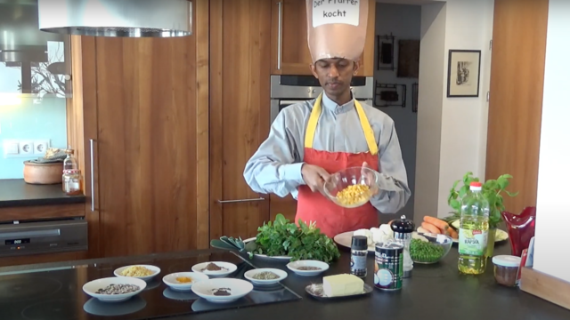 "Der Pfarrer kocht" und zeigt, wie man eine traditionelle indische Gemüsesuppe zubereitet. | Foto: Cultura Sacra