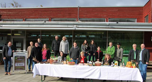 12 Produzenten und bäuerliche Betriebe bieten ab März monatlich ihre Produkte im Gemeindeamt Thannhausen an. | Foto: Hofmüller (19x)