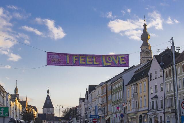 Pinke Banner zieren die Straßen in Braunau und Simbach.  | Foto: CStefan Kreilinger