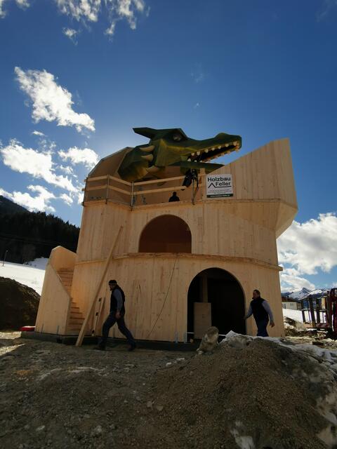 10 Meter hoher Spieledrachen im Aufbau im Drachental Wildschönau | Foto: T.L.