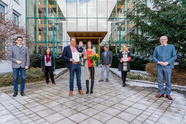 Landwirtschaftskammer NÖ-Vizepräsident Lorenz Mayr, Sieger Hermann Schwarzl jun., IGE-Geschäftsführerin Anita Kamptner, IGE-Obmann Franz Wanzenböck, Sieger Johannes Thomay u. Karina Prünster mit Tochter Mirabell, AMA-Produktmanagerin Karin Silberbauer, LH-Stellvertreter Stephan Pernkopf. | Foto: Georg Pomassl/LK Niederösterreich