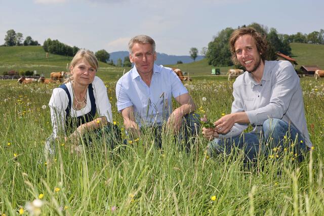 Ein großes Danke von Woerle gibt es auch für die Milchlieferanten. Im Bild (v. re.): Gerrit Woerle mit den Heumilch-Bauern Ferdinand und Elisabeth Schweighofer aus Zell am Moos.