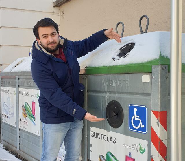 Gemeinderat Ismail Uygur hat einen Antrag gestellt, dass die Stadt mehr barrierefreie Glascontainer, wie am Residenzplatz bei der Hauptpost, aufstellt. | Foto: Neos/Uygur