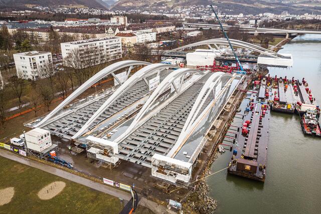 Brückenbögen und Transportschiffe stehen für das spektakuläre Einschwimmen bereit.