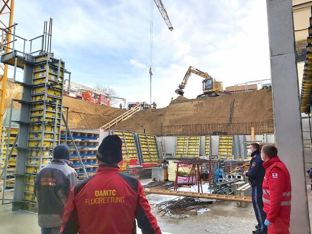 Schwieriger Einsatz für die Retter in der Baugrube. | Foto: ÖAMTC
