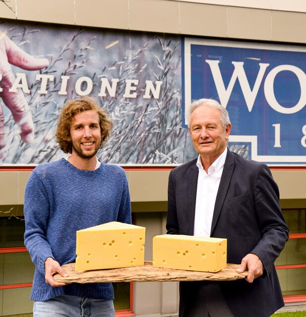 Gerrit und Gerhard Woerle bedanken sich mit einem Bonus bei den Mitarbeitern und den Bauern.