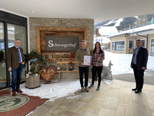 Egon Hierzegger (WKO-Regionalstellenobmann Ennstal/Salzkammergut), Gottlieb Stocker mit Tochter Martina und Christian Hollinger (WKO-Regionalstellenleiter) | Foto: KK