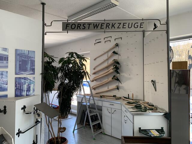 Auch die Forstwerkzeuge der Kunstschmiede sind im Ausstellungsraum ausgestellt.