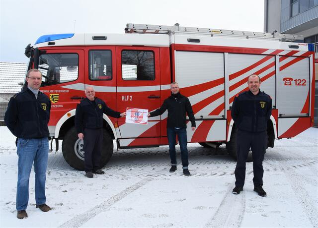 Gemeinderat Josef Thoma (hinten rechts) spendete 400 Euro an die Freiwillige Feuerwehr Obritzberg. | Foto: zVg/ FF Obritzberg