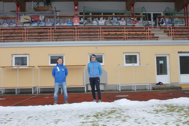 Nachwuchsleiter Dominik Mach (l.) und Fachwart Manfred Neundlinger vor dem Klubgebäude, das derzeit saniert wird. | Foto: Gernot Fohler