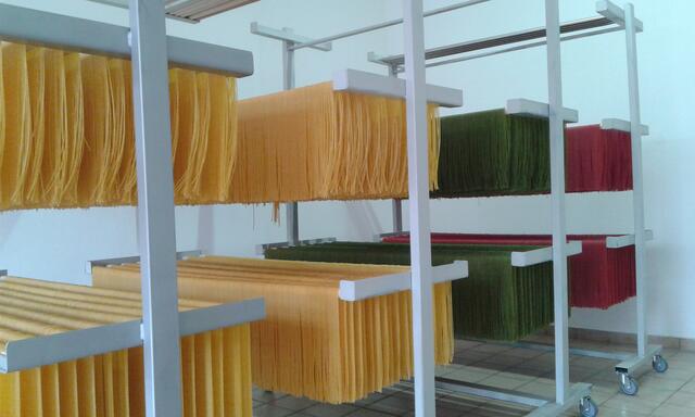 Neben der Produktion von verschiedensten eigenen Pastasorten hat sich der Betrieb aus Diersbach auf Lohnfertigung für Teigwaren spezialisiert.  | Foto: Nudelmanufaktur Huber