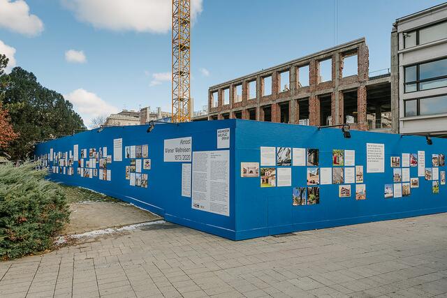 So sieht die Ausstellung "Almost. Wiener Weltreisen 1873/2020" am Bauzaun des Wien Museum am Karlsplatz aus. | Foto: Klaus Pichler
