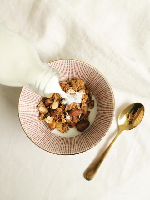 "Eine Schüssel Naturjoghurt oder Topfen mit Granola und frischem Obst bietet ein nahrhaftes Frühstück", erklärt Ernährungstrainerin Michaela Rohrmoser, die uns zeigt, wie einfach ein zuckerfreies Bananen-Granola zubereitet werden kann. | Foto: Foodie-Therapy/M.Rohrmoser