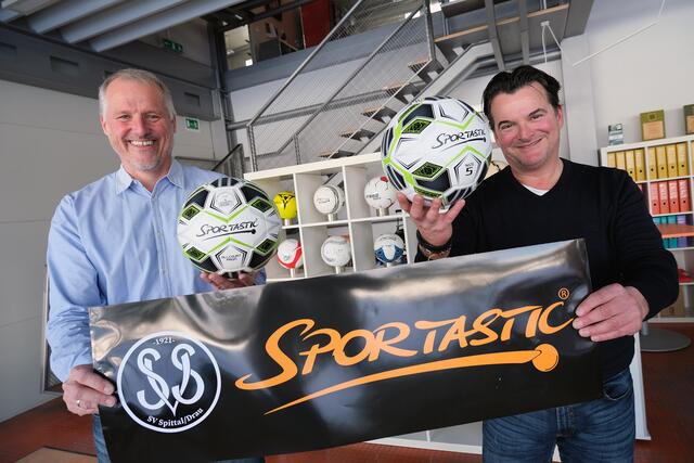 SPORTASTIC-Chef Thomas Stadler (links) mit SVS-Obmann Gerald Gadnik in der Firmenzentrale in Feistritz.