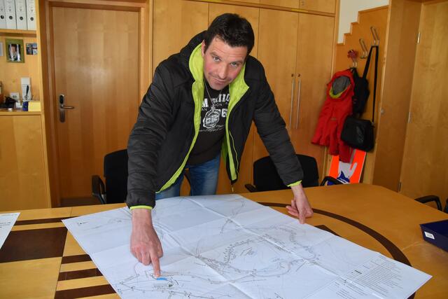 Vizebgm. Harald Gstrein mit den fertig ausgearbeiteten Plänen für die Ringstraßenlösung. | Foto: Kainz