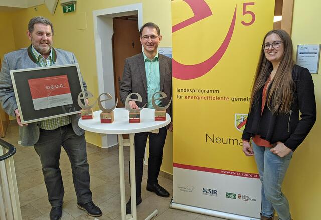 Freuen sich über die Auszeichnung des Landes Salzburg für die vielen Umweltschutzmaßnahmen in Neumarkt (v.l.): Bauamtsleiter Andreas Burger, Bürgermeister Adi Rieger und e5-Beauftragte Julia Wanghofer.  | Foto: Stadtgemeinde Neumarkt