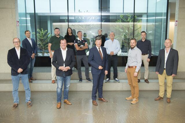 Erste Reihe v.l.: Thomas Hoffmann BA MA, Peter Zötsch (†), Obmann KommR Karlheinz Hödl, Obmann Stv. Stefan Rabelhofer, Johann Ritzinger.
Zweite Reihe v.l.: Mario Würger, Jürgen Karlheinz Hödl, Klaus Vrisk, Reinhold Herzog, Mario Flor.
Dritte Reihe v.l.: Gremialgeschäftsführerin Mag. Eva Larissegger, Assistentin Daniela Schinnerl (in Karenz). | Foto: Fischer
