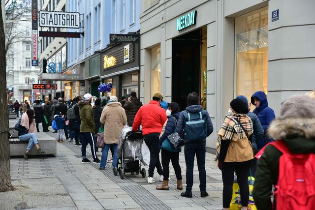 Lange Schlangen vor den Geschäften: Die FFP2-Maskenpflicht kann von lokalen Behörden nun auch für bestimmte Bereiche im Freien angeordnet werden.