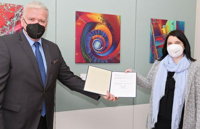 Schnabl gratuliert  Sandra Ondracek. | Foto: Anton Feilinger