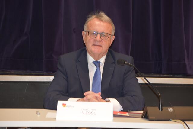 Hans Niessl erzählte im U-Ausschuss ausführlich, wie es zu Gründung des Sozialfonds kam, der seinen Namen trägt. | Foto: Uchann