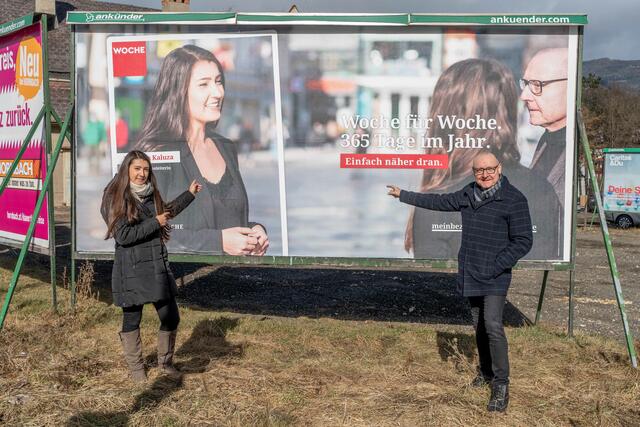 Lokalaugenschein bei der Plakatwand in Leoben-Waasen: Geschäftsstellenleiterin Manuela Kaluza und Redakteur Wolfgang Gaube.