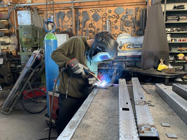 Bei der Arbeit in der Feiner Werkstatt in Hönigsberg.