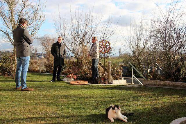 Klimaidyll mit Umweltlandesrat und Katze: Ökopionier Rudi Weimann (r.) präsentierte LR Stefan Kaineder (m.) mit sichtlichem Stolz die in seinen Garten versteckten High-Tech Energiequellen.