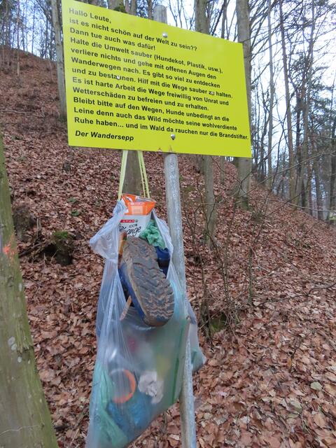 Sepp erzählte mir, dass eine Mutter die Schuhe der Kinder einfach weggeworfen hat, weil sie kotig waren ...
Ohne WORTE - er hat sie nicht angesprochen!