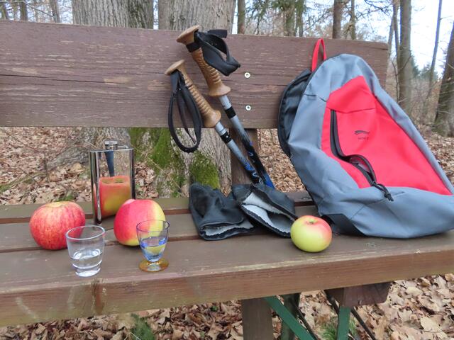 Wie versprochen, hat mir Sepp Fröhlich - unter Einhaltung des notwendigen „Corona-Abstandes“ - mit Rucksack, zwei „Apferl und a`  guat`` s Schnapserl“ schon bei dieser ersten gemeinsamen Wanderung, einige schöne Plätze gezeigt.