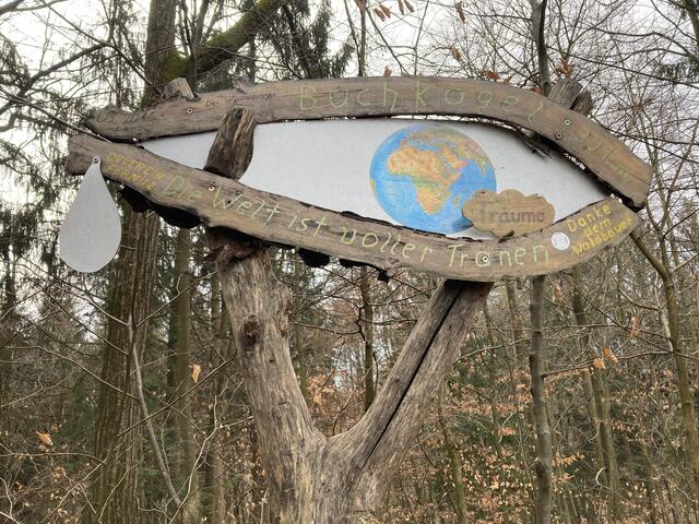 Der Buchkogel 391 m
"Die Welt ist voller Tränen"!
Links im Bild die Träne - gestalten v. Wandersepp.