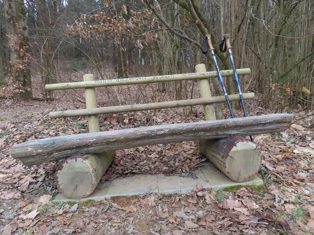 Mehrere Bänke entlang der Wegstrecken - einige auch mit Fernblick, wo man sich fragt, wie sie dort hingebracht wurden.