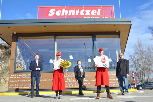 Gratulation zum Jubiläum: Thomas Hagmann (WKÖ), Helga Salzbauer,
Renate Berger, Dumitru Talpes, Franz Berger (v.l.n.r.) | Foto: sg