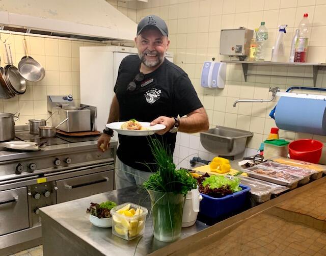"Burger-Meister" Stefan Plachy kümmert sich um die kulinarische Versorgung der Gemeindebürger
