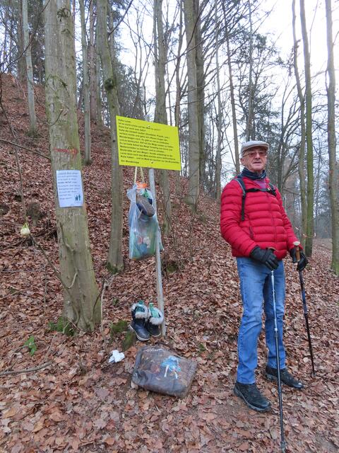 "Der Hüter der Sauberkeit" im Wald - Sepp Fröhlich!
Kaum zu verstehen -  was die Menschen alles im Wald zurücklassen ...