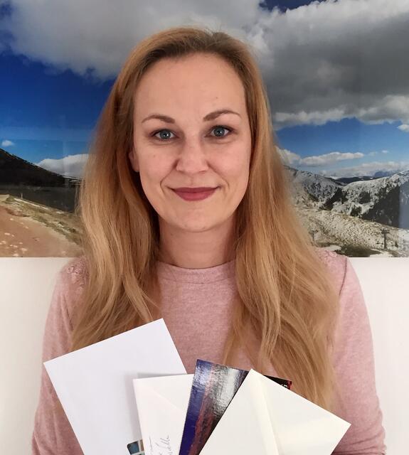 Sylvia Hintersteiner mit "ihren" Briefen. | Foto: Hintersteiner