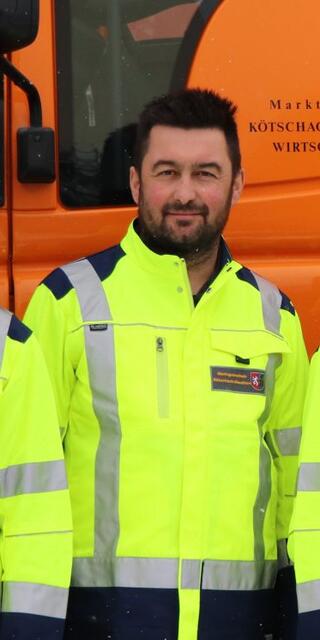 Thomas Winkler vom Wirtschaftshof: "Viel Arbeit macht der aufgeplatzte Straßenbelag, der repariert werden muss!" | Foto: Marktgemeinde Kötschach-Mauthen