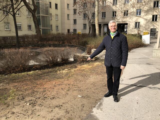 Werner Grebner (FPÖ) präsentiert: Zement- und Ziegelreste nach schlampigen Bauarbeiten. | Foto: hm