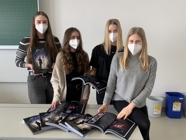 Die Bautechnik-Maturantinnen Jana Luipersbeck, Rebecca Sziesz, Emma Dornhofer und Victoria Schneeberger (v.l.)
mit den druckfrischen Maturazeitungen | Foto: HTL Pinkafeld