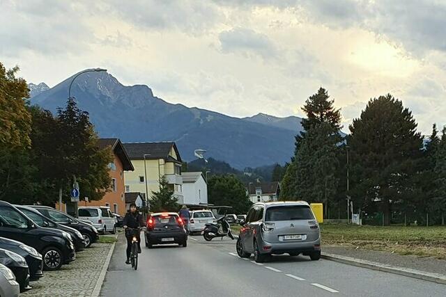 Die Gerhart-Hauptmann-Straße in Amras hat Verbesserungspotential. Eine Petition, um die Lage zu entschärfen, wurde Uschi Schwarzl übergeben. | Foto: E. Jürschik