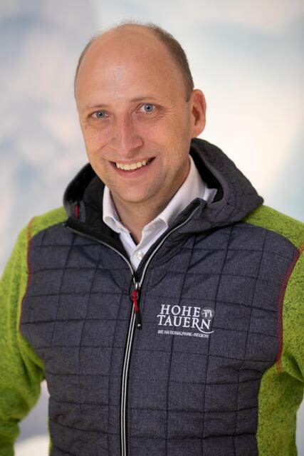 "Bewegung in der Natur ist die beste Gesundheitsvorsorge. Mit unserem neuen Leitprodukt im Bereich Outdoor/Bergwandern bieten wir naturbegeisterten Gästen und ambitionierten Genusswanderern ein Wandererlebnis mit atemberaubenden Ausblicken und unvergesslichen Eindrücken", sagt Roland Rauch, Geschäftsführer der Ferienregion Nationalpark Hohe Tauern GmbH.
