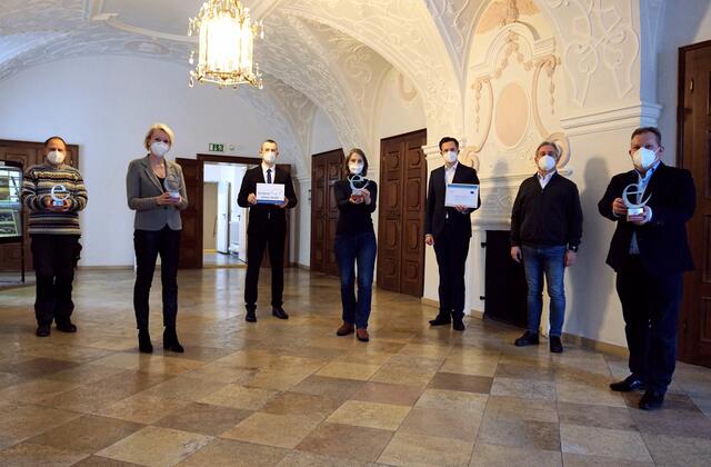 eea Klimaauszeichnung: Die Gemeinderäte Stefan Hehberger, Susanne Eistert, Vizebürgermeister und Stadtrat für Klimaschutz Roland Honeder, Stadträtin Eva Feistauer, Bürgermeister Stefan Schmuckenschlager und die Stadträte Karl Schmid sowie Leopold Spitzbart freuen sich über Silber.