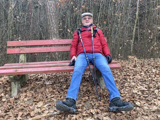 Unglaublich wieviel Sitzgelegenheiten der Wandersepp mit vielen "Helferlein" aufgestellt hat.