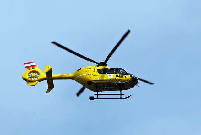 Nachdem ein Skitourengeher in Rauris von einer Lawine erfasst wurde, wurde der Verletzte ins Krankenhaus Schwarzach geflogen.
