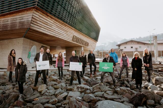 Vertreter der Tourismusverbände von Krimml bis Zell am See-Kaprun und der Ferienregion Nationalpark Hohe Tauern präsentierten vergangene Woche den neuen Weitwanderweg "Hohe Tauern Panorama Trail". | Foto: Eva Reifmüller